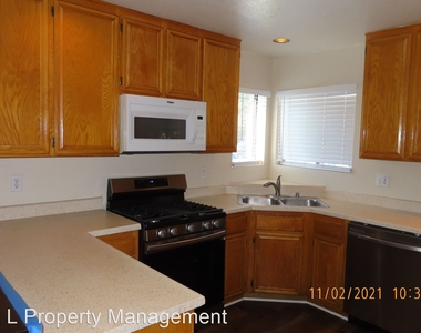 655 Woodcrest Dr. - Photo Thumbnail 9