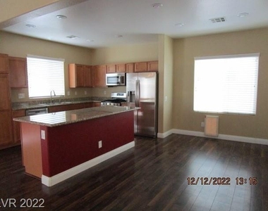 7026 River Meadows Avenue - Photo Thumbnail 5