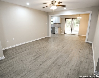 111 Bramblewood Cir - Photo Thumbnail 3