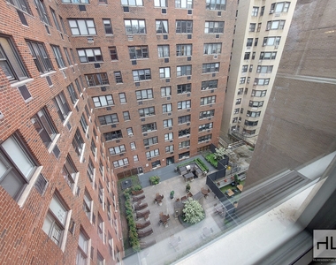 East 79th Street - Photo Thumbnail 6