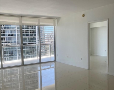 475 Brickell Ave - Photo Thumbnail 2