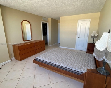 3161 S Ocean Dr - Photo Thumbnail 5