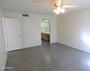 3050 N Ardmore Court - Photo Thumbnail 14