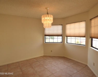 3050 N Ardmore Court - Photo Thumbnail 7