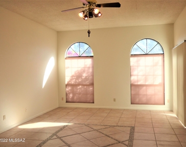 3050 N Ardmore Court - Photo Thumbnail 5