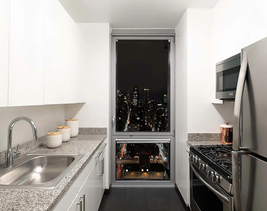 505 West 37th Street - Photo Thumbnail 7