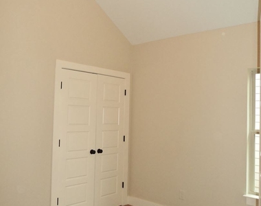 824 Kent Drive - Photo Thumbnail 8