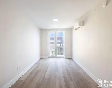 1711 Hancock St - Photo Thumbnail 6