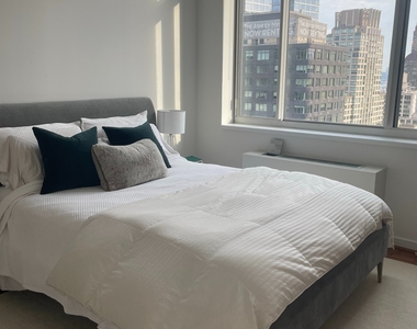 33 West End Avenue - Photo Thumbnail 2