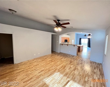 2828 King Michael Avenue - Photo Thumbnail 9