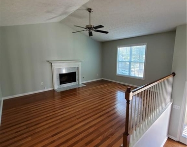 324 Arapaho Drive Se - Photo Thumbnail 2