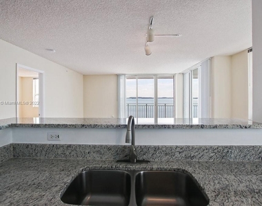 1111 Brickell Bay Dr - Photo Thumbnail 14