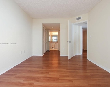 1111 Brickell Bay Dr - Photo Thumbnail 16