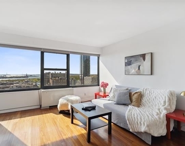 135 Montgomery St - Photo Thumbnail 1
