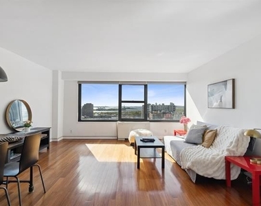 135 Montgomery St - Photo Thumbnail 3
