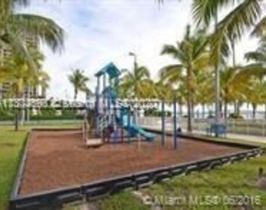 2101 Brickell Ave Apt 1807 - Photo Thumbnail 9