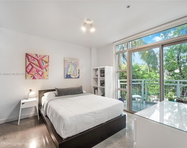 7728 Collins Ave - Photo Thumbnail 7