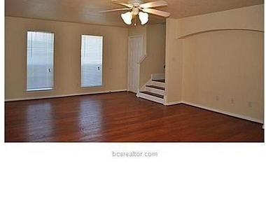 922 Navarro Drive - Photo Thumbnail 3