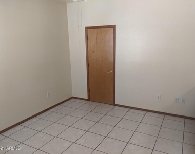 1316 E Desert Cove Avenue - Photo Thumbnail 7