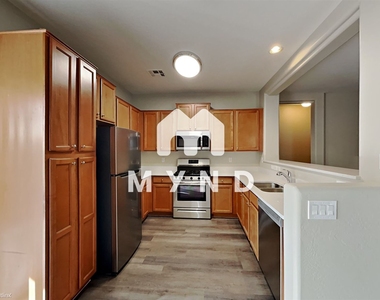 15219 W Shaw Butte Dr - Photo Thumbnail 7