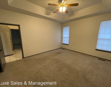 1218 Three Oaks Circle - Photo Thumbnail 14