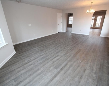 202 Picadilly Pl - Photo Thumbnail 2