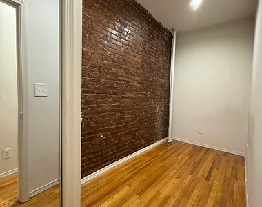 451 West 46th Street - Photo Thumbnail 11