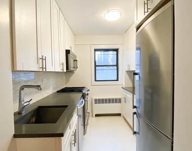 320 East 52 Street - Photo Thumbnail 4