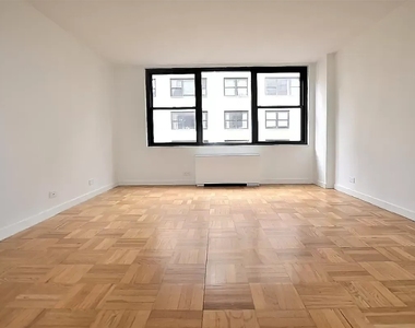 East 48h Street - Photo Thumbnail 3