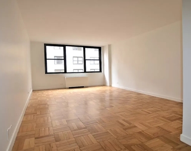 East 48h Street - Photo Thumbnail 5