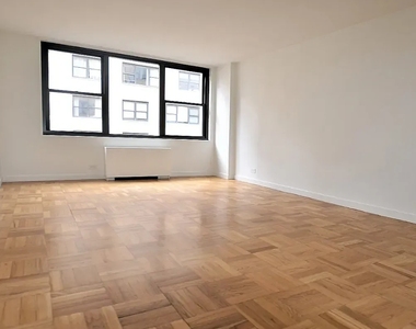 East 48h Street - Photo Thumbnail 4