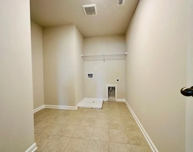 3951 Dean Grove Way - Photo Thumbnail 15