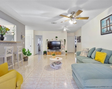 4600 Sw 43rd Ter - Photo Thumbnail 2