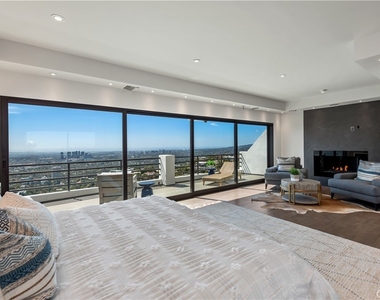 2287 Sunset Plaza Drive - Photo Thumbnail 26