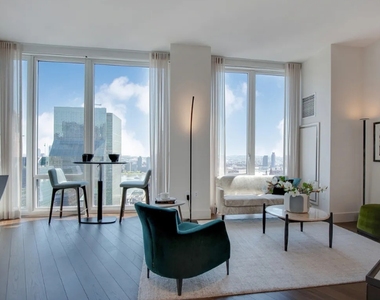  East 44th Street - Photo Thumbnail 1