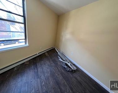 490 Courtlandt Ave - Photo Thumbnail 2