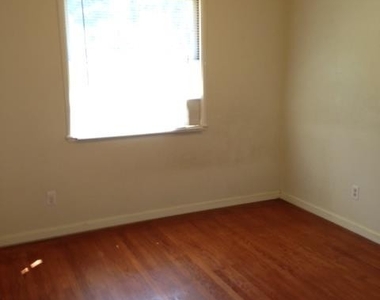 3569 Laguna Ave - Photo Thumbnail 4