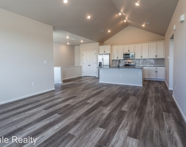 557 Vicot Way - Unit F - Photo Thumbnail 5