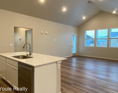 557 Vicot Way - Unit F - Photo Thumbnail 26