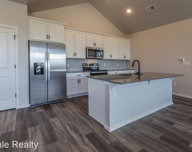 557 Vicot Way - Unit F - Photo Thumbnail 1