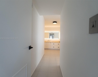 9225 Collins Ave - Photo Thumbnail 8