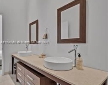 475 Brickell Ave Apt 2815 - Photo Thumbnail 5