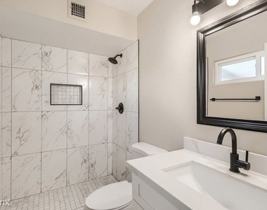 5612 W Golden Lane Unit - Photo Thumbnail 11