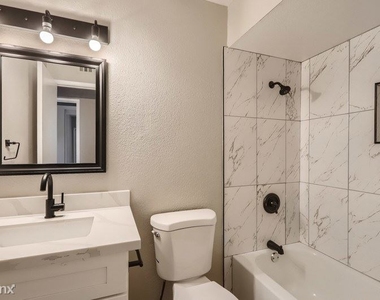 5612 W Golden Lane Unit - Photo Thumbnail 10