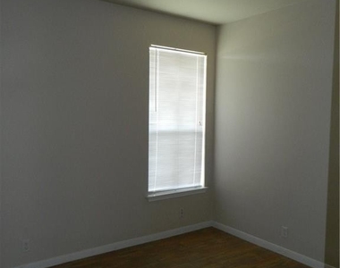 2848  Southampton Way - Photo Thumbnail 3