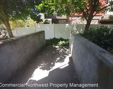 1012 Longmont Ave - Photo Thumbnail 5