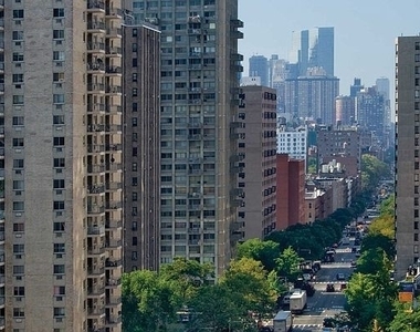 West 39th Street - Photo Thumbnail 4