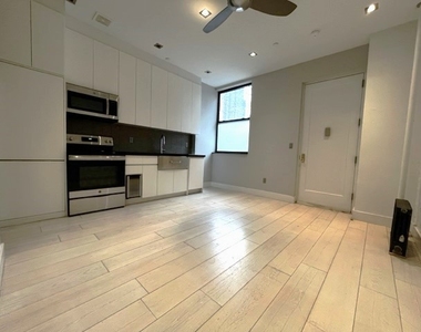 330 East 35th Street - Photo Thumbnail 2