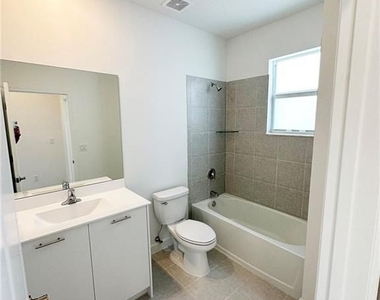 2405 Nw 131 Cir - Photo Thumbnail 16