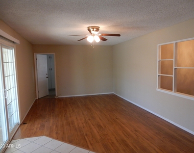 9309 W Glen Oaks Circle - Photo Thumbnail 4